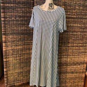 2XL Lularoe Carly black and white